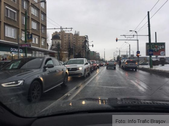 BRAŞOV. Blocaj în trafic, din cauza unei coliziuni în sensul giratoriu de la Făget! Update: O persoană a suferit atac de panică (FOTO) 1 blocaj faget_246954.jpg
