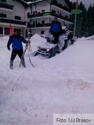BRAȘOV. Turiști rămași blocați în zăpadă, la Predeal, ajutați de jandarmii montani (FOTO) 1 jandarmi predeal 2_246534.jpg