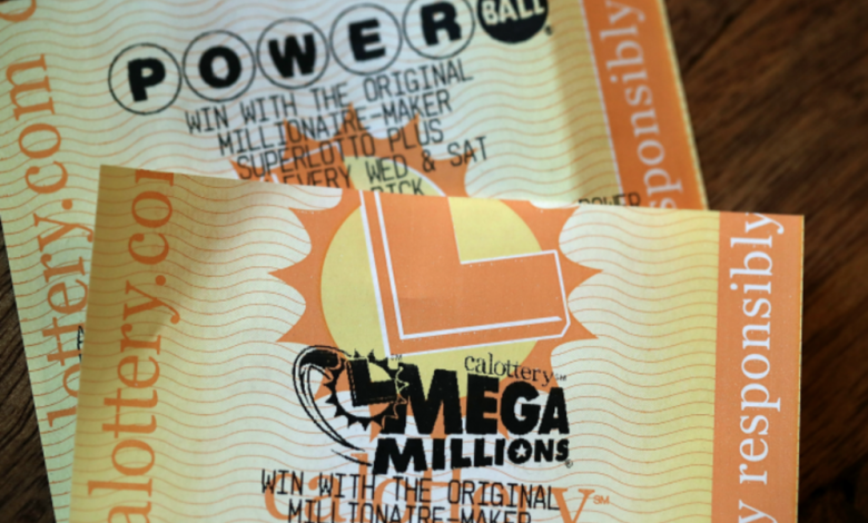 Un tânăr de 20 de ani a câștigat 450 de milioane de dolari la loto 1 lottery-ticket.png