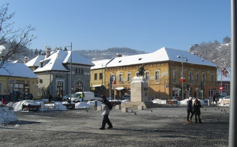 BRAȘOV. Sărbătoare națională cu steaguri mai mult lipsă 1 piatauniriimonumentunire2.jpg