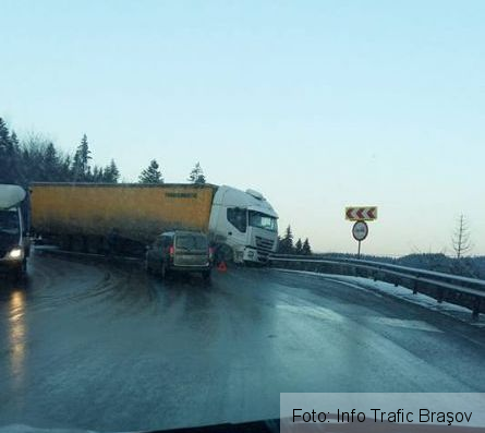 BRAŞOV. Un TIR încărcat cu bere a derapat şi s-a izbit de parapet, pe DN 1 Predeal - Braşov (FOTO) 1 tirpredealbrasov.jpg