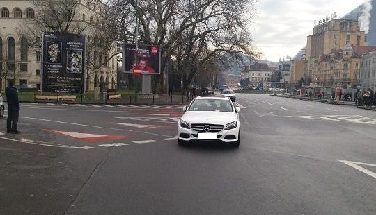 BRAȘOV. Un șmecher cu bolid a blocat intersecția din Livada Poștei (FOTO) 1 unu.jpg