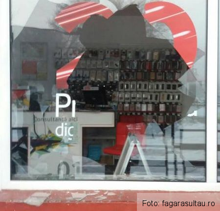 BRAŞOV. Vitrina unui magazin de telefonie mobilă din Făgăraş, spartă de necunoscuţi 1 vitrinasparta.jpg
