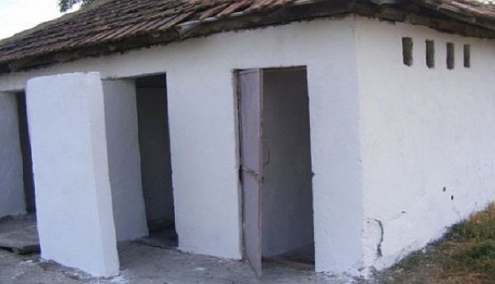 BRAŞOV. Consiliul Judeţean a rezervat bani pentru construirea de grupuri sanitare în şcolile cu wc-uri în curte 1 wc-curte.jpg