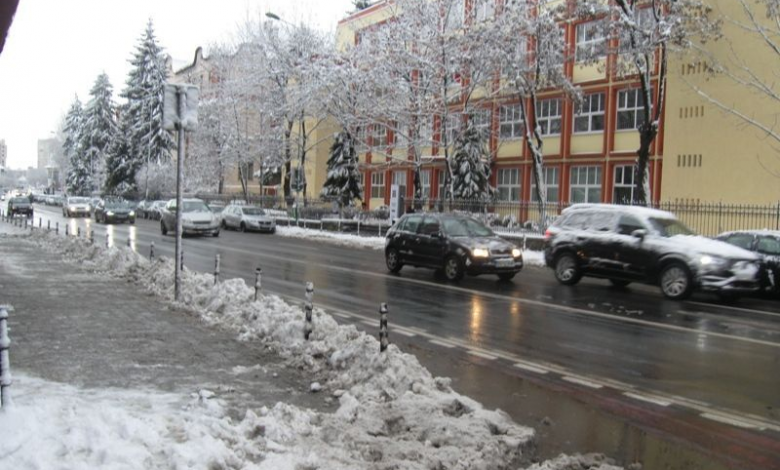 BRAȘOV. Polițiștii locali verifică modul în care cetățenii deszăpezesc în propria „ogradă” 1 zapada_8.jpg