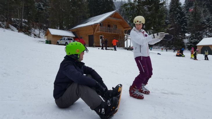 BRAŞOV. O vedetă TV îşi ia porţia de căzături pe pârtie sub supravegherea „arhitectei Prinţului Charles”, multiplă campioană la snowboard. GALERIE FOTO 1 IMG-20180208-WA0006_247404.jpg