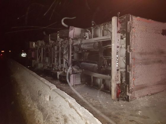 BRAȘOV. Un TIR încărcat cu cabluri electrice s-a răsturnat pe DN 1, în această dimineață (FOTO) 1 IMG-20180227-WA0003_248170.jpg