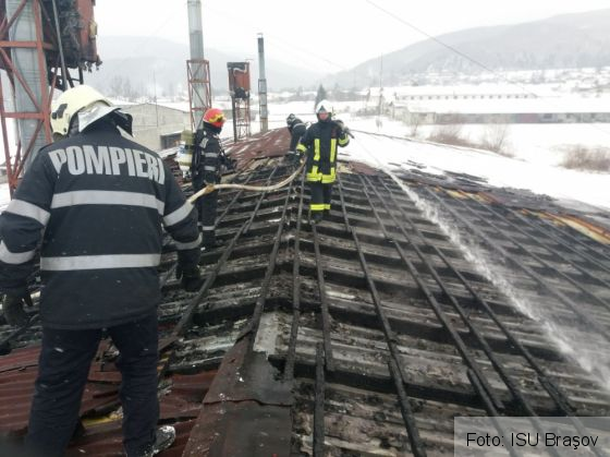 BRAŞOV. Incendiu la o hală cu mobilă din Teliu (update FOTO) 1 IMG-20180227-WA0013_248184.jpg