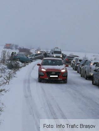 BRAŞOV. Amendă pentru nedeszăpezirea DJ 103 A Braşov - Tărlungeni 1 accident tarlungeni 2_248074.jpg