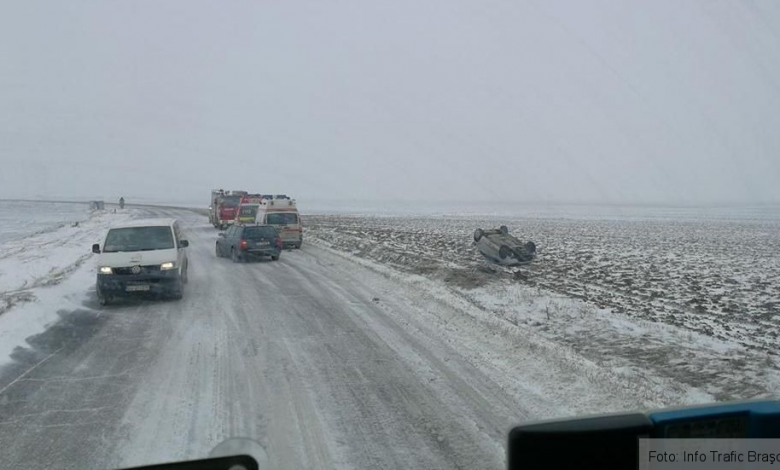 BRAŞOV. ULTIMA ORĂ. Un autoturism în care se aflau mama şi trei copii s-a răsturnat în afara şoselei, pe DN 10. Update: Maşina a derapat, la coborârea de pe pasarelă (FOTO) 1 accidentprejmer_2.jpg