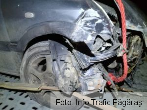 BRAŞOV. Un tânăr din Buzău s-a izbit cu maşina de o casă din Sâmbăta de Jos 1 accidentsambata.jpeg