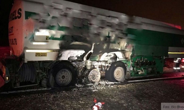 BRAȘOV. Incendiu în traficul de pe DN 1A, la o cisternă care transporta motorină. Sunt scurgeri de combustibil (FOTO) 1 img-20180221-wa0012.jpg