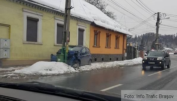 Urmărire în trafic, din Braşov până în Săcele, pentru prinderea unui şofer băut, fără permis. „Plimbarea” s-a încheiat... în stâlp (FOTO) 1 stalpsacele.jpg