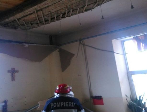 A căzut tavanul peste ei, la un cămin de bătrâni (foto) 1 tavancazut.jpg