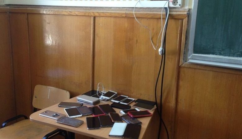 Profesorul i-a confiscat copilului meu telefonul. E legal? 3 telefoanescoala.jpg
