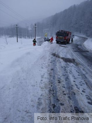 TIR răsturnat în afara şoselei, pe DN 1A Braşov - Ploieşti! La Predeal, pe DN 1, s-a reluat circulaţia în jurul orelor 7.45 (FOTO) 1 tir prahova 2_248225.jpg