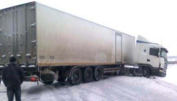 BRAȘOV. Un TIR blochează circulația pe DN1 1 tir_3.jpg