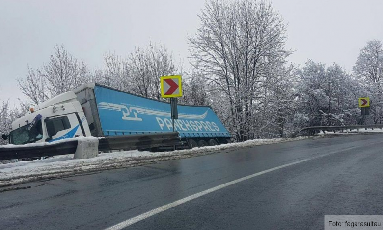 BRAŞOV. TIR ieşit în decor, pe DN 1. Update. Traficul este OPRIT pentru repunerea autotrenului pe roţi (FOTO) 1 tirdn1_3.jpg