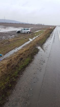 BRAŞOV. A ajuns cu autoturismul pe câmp, în urma unui incident rutier! Atenţie la apa de pe şosele! (FOTO) 1 IMG-20180313-WA0001_248776.jpg