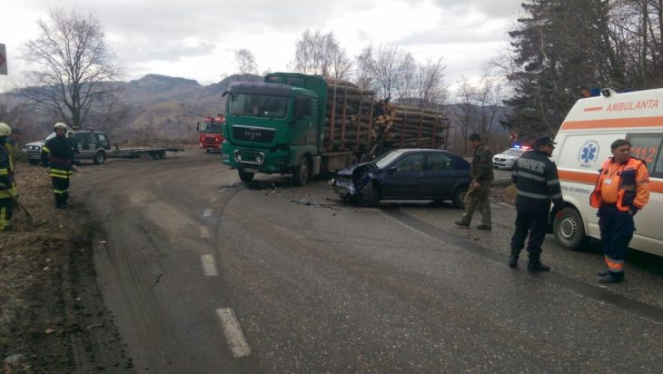 BRAȘOV. Impact între un autoturism și un camion, pe DN 73. Update: Un șofer și doi copii, răniți (FOTO) 1 IMG-20180316-WA0021_248940.jpg