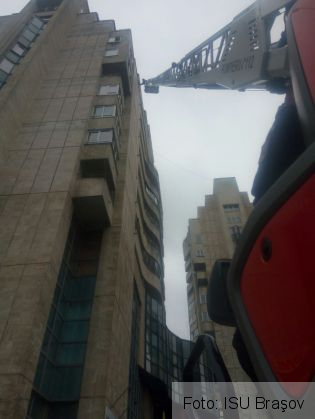 BRAŞOV. Intervenţie a pompierilor, în această dimineaţă, în Centrul Civic (FOTO) 1 IMG-20180320-WA0003_249077.jpg