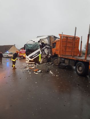 Update. BRAȘOV. Accident pe DN 13. A pătruns cu camionul pe contrasens, în fața TIR-ului 1 IMG-20180328-WA0005_249528.jpg