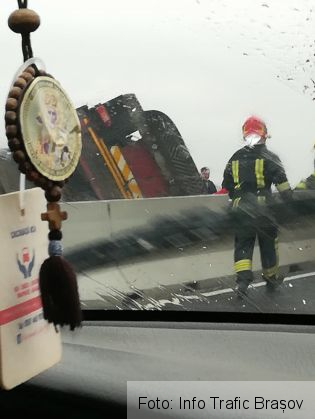 BRAȘOV. ULTIMA ORĂ. Victimă încarcerată, după răsturnarea unui camion! (update FOTO) 1 accident centura 2_249003.jpg