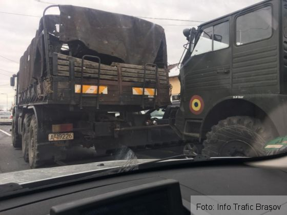BRAȘOV. Camion al Armatei, implicat într-un incident rutier la Cristian (FOTO) 1 accident cristian 2_249339.jpg