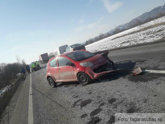Update. BRAŞOV. A vrut să intre cu maşina într-o benzinărie de pe DN 1, dar a ajuns într-un alt autoturism 1 accident vistea 2_248289.jpg