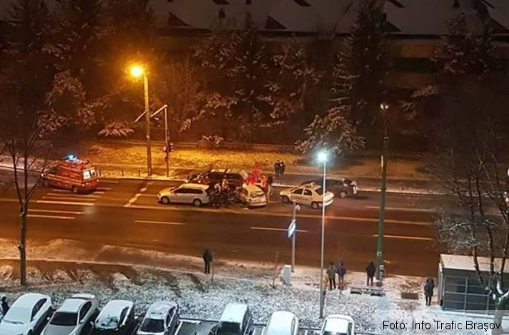 BRAŞOV. Coliziune între trei autoturisme, la semafor (FOTO) 1 accident13decembrie_2.jpg