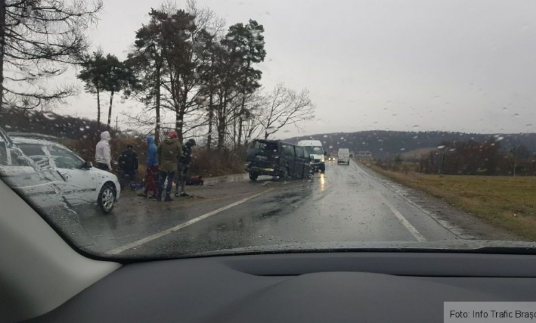 BRAȘOV. „Cascadorie” cu microbuzul, pe DN 1 (FOTO) 1 accidentmicrobuz_5.jpg