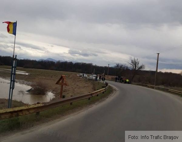 Update. BRAȘOV. SURPRIZĂ LA VOLAN. O șoferiță băută, în vârstă de 74 de ani, a ajuns cu mașina în râul Olt 1 autoturismolt.jpg