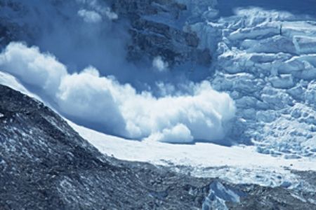 Turiști surprinși de o avalanșă în Munții Vrancei. O femeie de 37 de ani a murit 1 avalanche.jpg