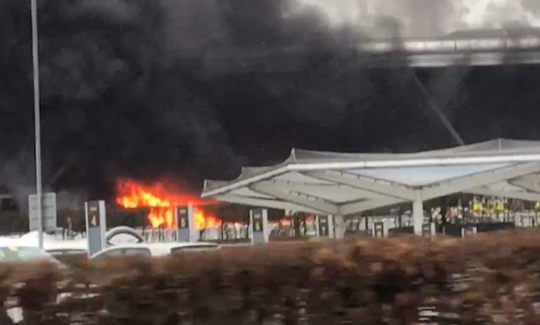 Autobuz în flăcări pe un aeroport din Londra 1 busfire.jpg