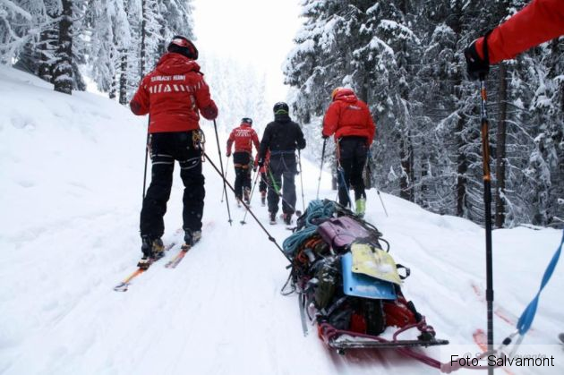 Acţiuni în masivul Parâng, sub îndrumarea şefului Salvamont Zărneşti, pentru formarea şi evaluare de iarnă a salvatorilor montani (FOTO) 1 cursuri salvamont_248432.jpg