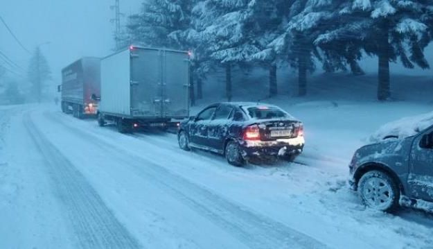 Trafic blocat pe DN1 şi din cauza unei tamponări. Cinci autovehicule implicate, printre care şi o ambulanţă SMURD 1 dn1-zapada.jpg