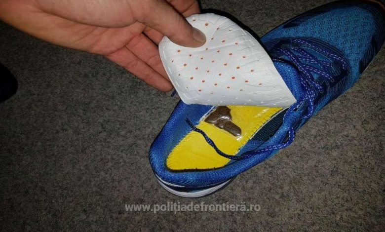 A încercat să treacă graniţa cu drogurile ascunse în pantofi 1 droguripantof.jpg