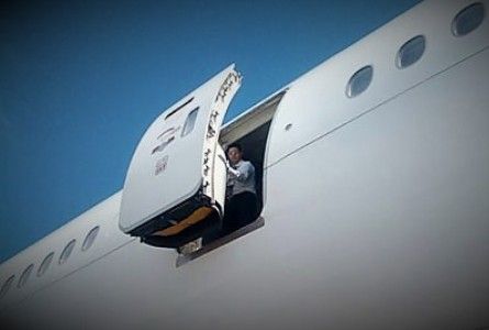 O stewardesă a murit după ce a căzut dintr-un avion 1 emirates_3.jpg