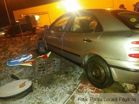 BRAȘOV. Tineri băuți și fără permis de conducere, prinși de polițiștii locali din Făgăraș la scurt timp după un incident rutier (FOTO) 1 giratoriufagaras.jpg