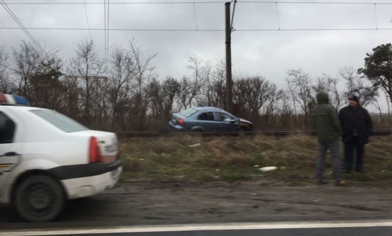 Update. BRAŞOV. Şoferul care a ajuns cu maşina pe şinele de tren consumase băuturi alcoolice 1 img-20180320-wa0005.jpg