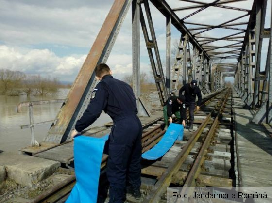 BRAŞOV. INUNDAŢII. Jandarmii acţionează alături de pompieri, la Augustin (FOTO) 1 jandarmi inundatii 2_248872.jpg