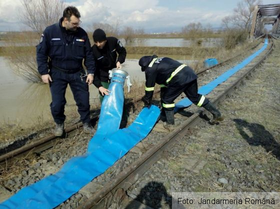 BRAŞOV. Noi atenţionări de inundaţii! 1 jandarmi inundatii_248873.jpg