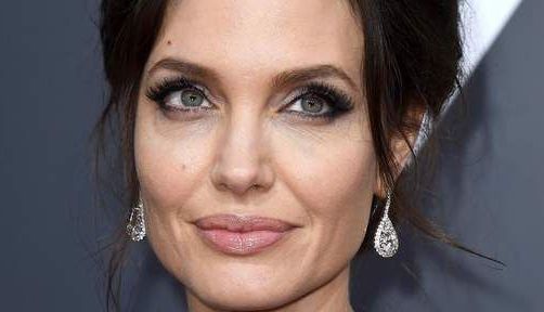 Are Angelina Jolie un NOU IUBIT?!... (Foto 2) 1 jolie_9.jpg