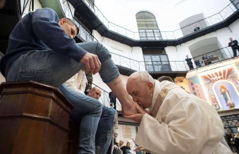 Papa Francisc a spălat picioarele unor deținuți 1 papa_5.jpg
