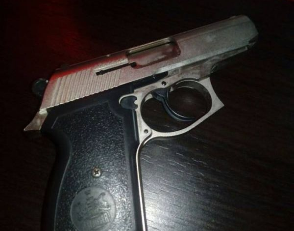 BRAȘOV. Pistol găsit de jandarmi într-un local de pe strada Republicii, unde aplanau un conflict! (FOTO) 1 pistolgasitdejandarmi.jpg