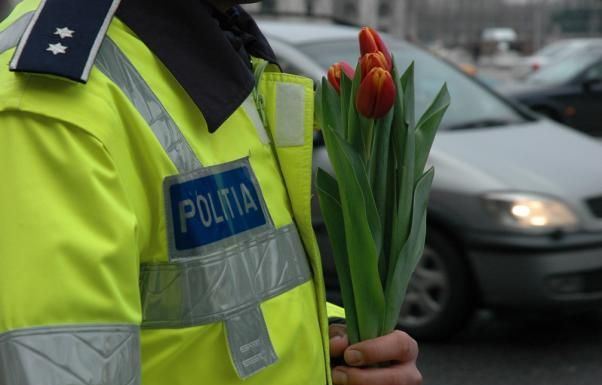 BRAŞOV. Şoferiţele, surprinse din nou cu „amenzi” speciale 1 politistiflori.jpg