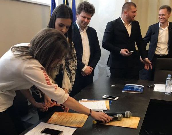 Deputatul PNL de Braşov Mara Mareş: „Frații în veci vor fi frați” 1 unire3.jpg