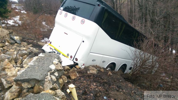 Update. BRAȘOV. Un autocar cu 28 de pasageri a ieșit în decor, la Cheile Grădiștei! Cum s-a produs accidentul (FOTO) 1 IMG-20180401-WA0001_249712.jpg