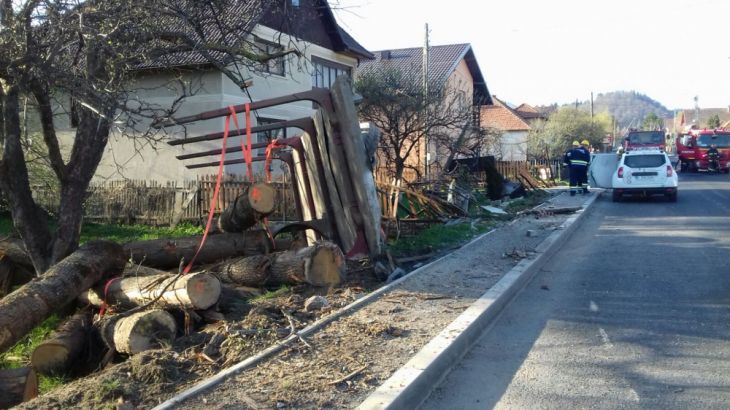 BRAȘOV. Probleme pe DN 73, după ce o remorcă cu lemne a fisurat o conductă de gaze (FOTO) 1 IMG-20180413-WA0008_250195.jpg