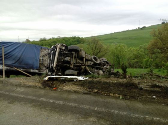 BRAȘOV. Accident de TIR pe DN 13 (FOTO) 1 IMG-20180427-WA0002_250840.jpg
